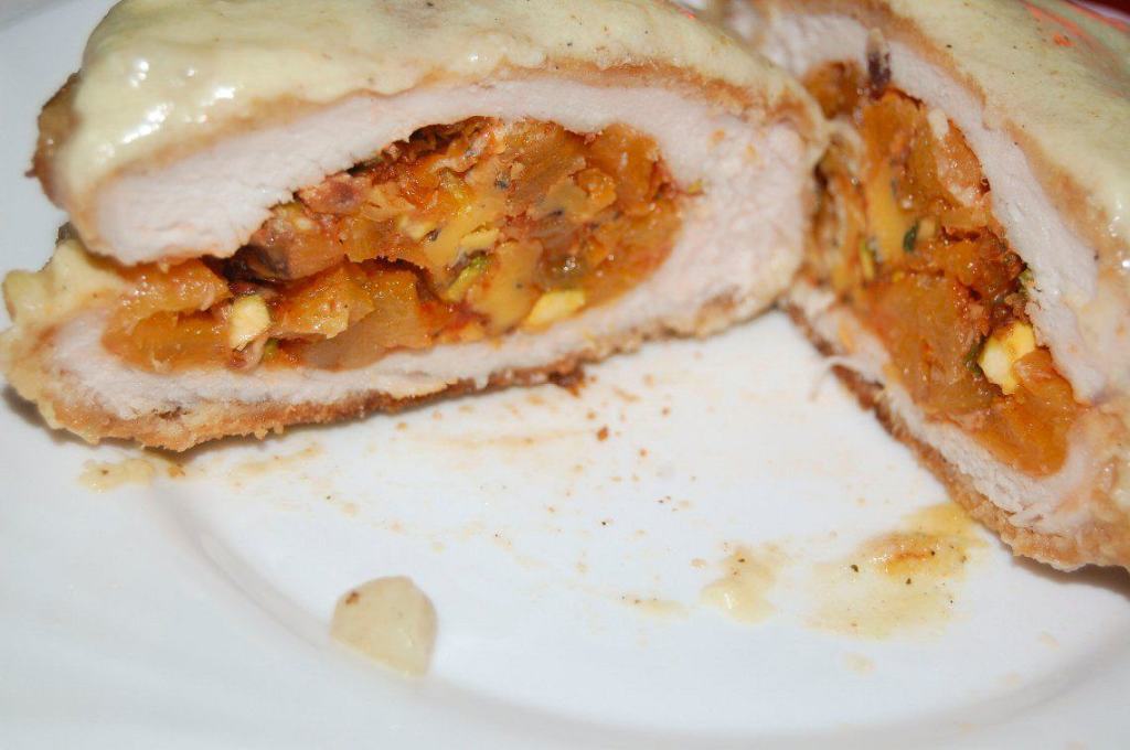 Kotlety nadziewane morelami i pistacjami z sosem