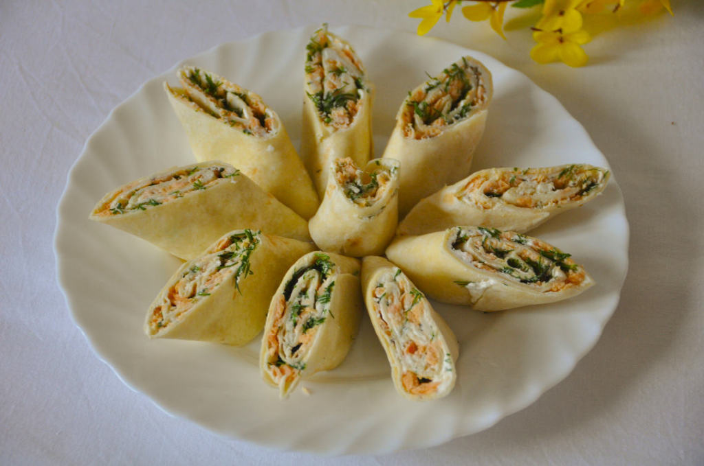 Tortilla z kawałkami łososia