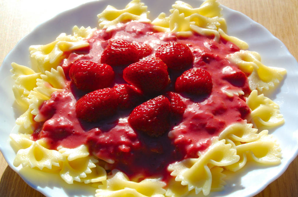 Makaron z musem truskawkowym