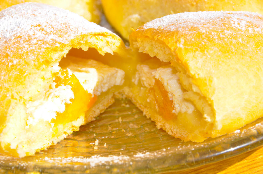 Drożdżówki serowo-brzoskwiniowe