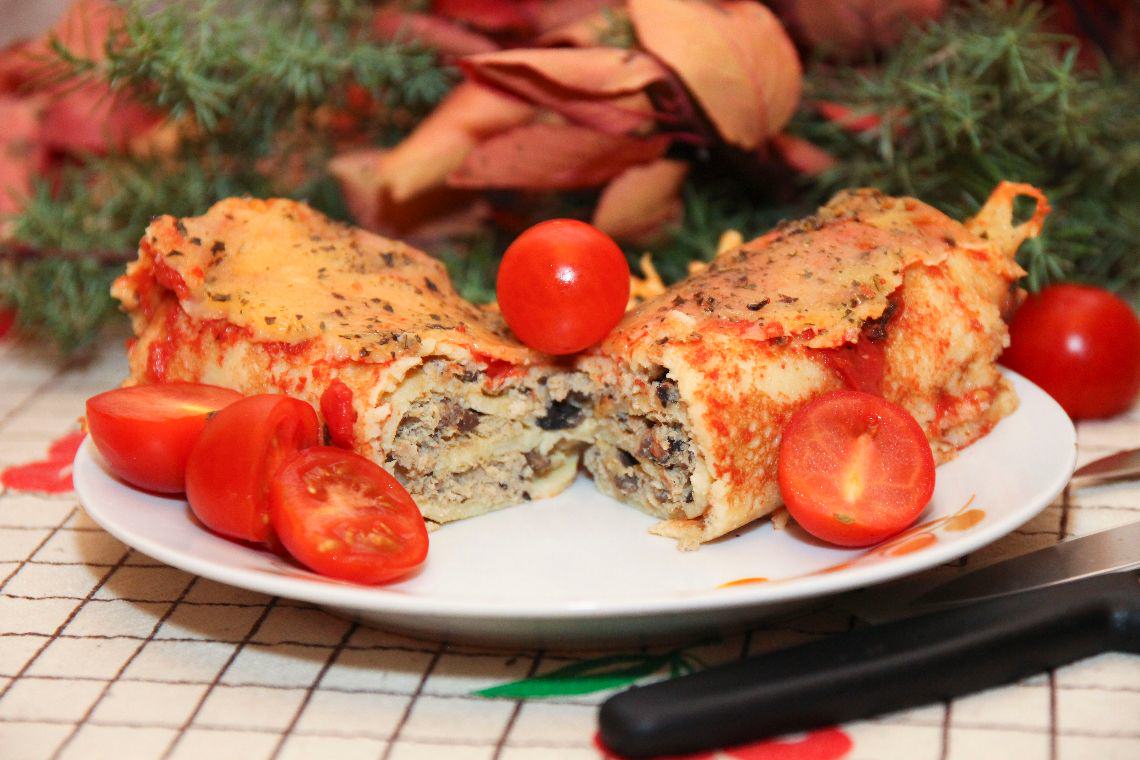 Naleśniki faszerowane zapiekane w sosie pomidorowym