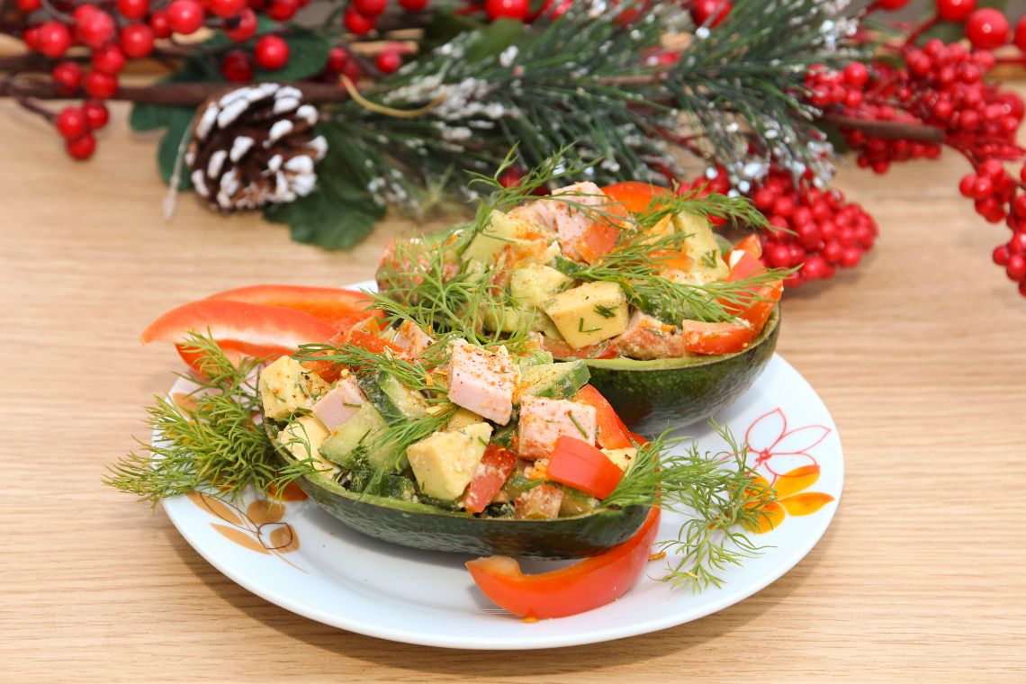 Sałatka z szynką i avocado