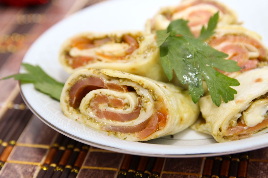 Tortilla z łososiem i pesto