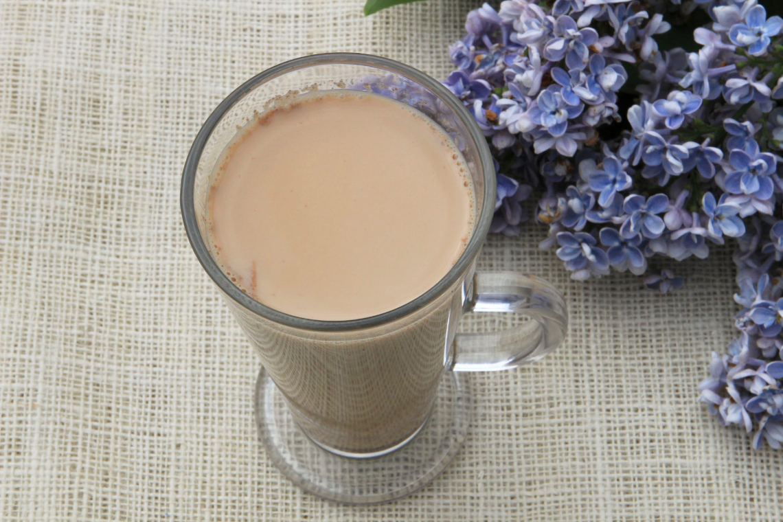 Chai Latte herbata z mlekiem i rozgrzewającymi przyprawami