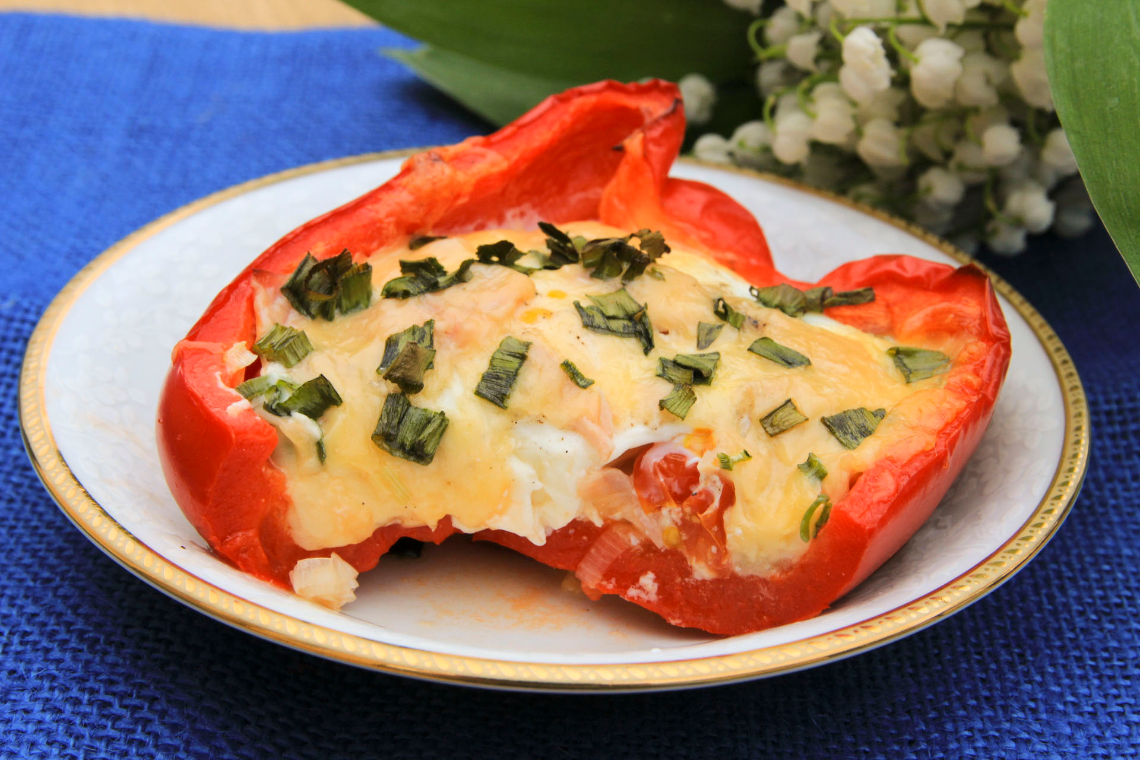 Papryka zapiekana z jajkiem, szynką i serami