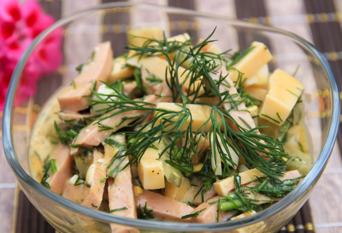 Sałatka z serdelków i sera