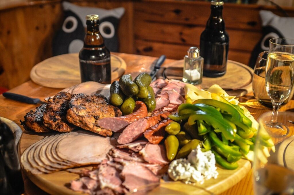 Piwna marynata do karkówki: zaskocz gości na grillu oryginalnym smakiem!